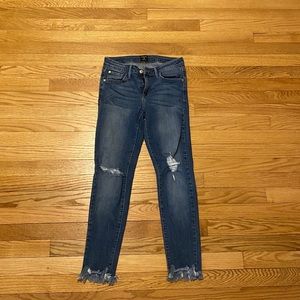 AMAZING trendy jeans with frayed bottoms